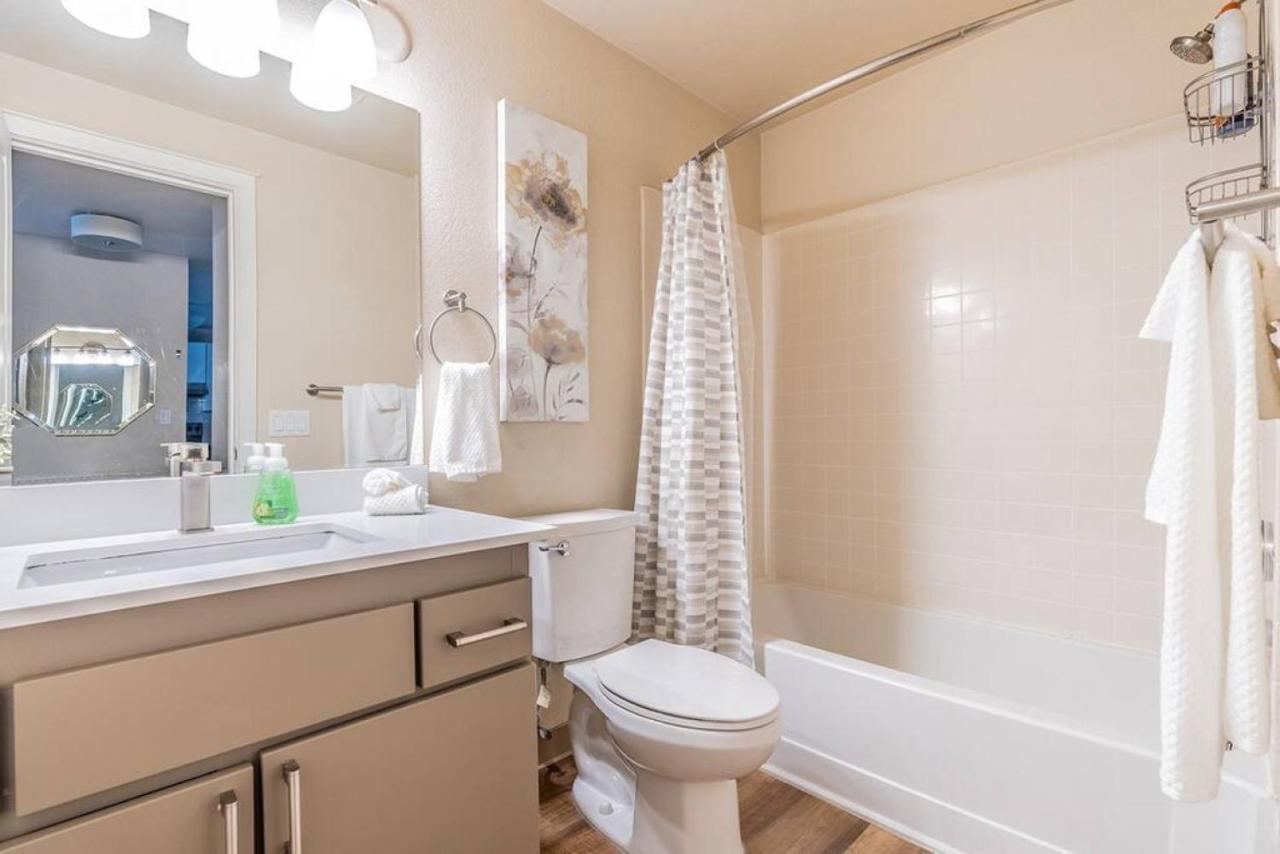 Modern And Spacious Apartment- Gym, Wifi, Free Parking Seattle Exterior photo