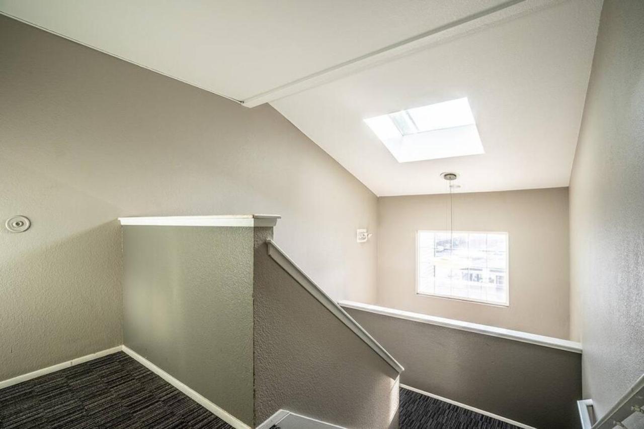 Modern And Spacious Apartment- Gym, Wifi, Free Parking Seattle Exterior photo